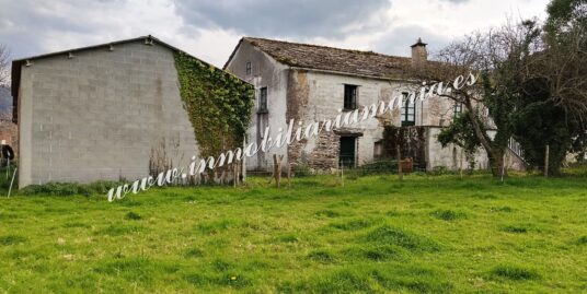 CASA PARA RESTAURAR CON TERRENO Y EDIFICACIONES AUXILIARES EN LORENZANA, LUGO