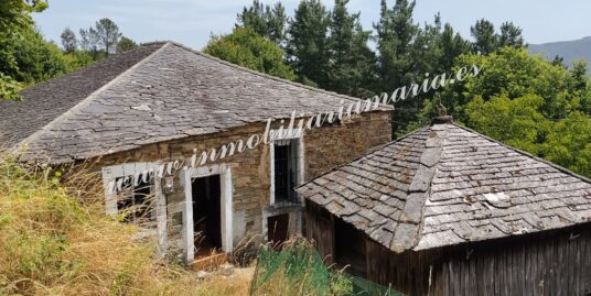 CASA CON TERRENO Y HÓRREO EN RIBEIRA DE PIQUIN