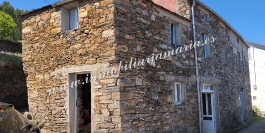 CASA CON EDIFICACIONES AUXILIARES Y TERRENO EN A PONTENOVA, LUGO